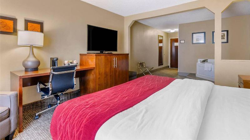 Comfort Inn & Suites Christiansburg I-81, room with private jacuzzi, photo 4