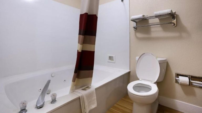 Red Roof Inn & Suites Statesboro – University
