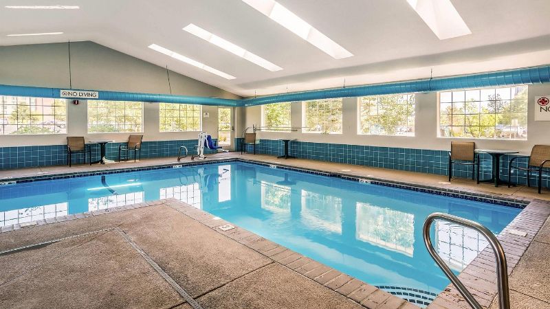 Quality Inn & Suites Westminster – Broomfield, room with private jacuzzi, photo 7
