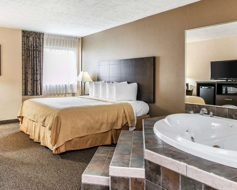 Best Illinois hotels with Jacuzzi in room ️ 2026