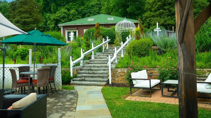 Stone Manor Boutique Inn, room with private jacuzzi, photo 5