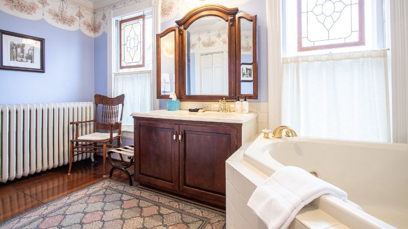 The Oaks Victorian Inn, room with private jacuzzi, photo 4