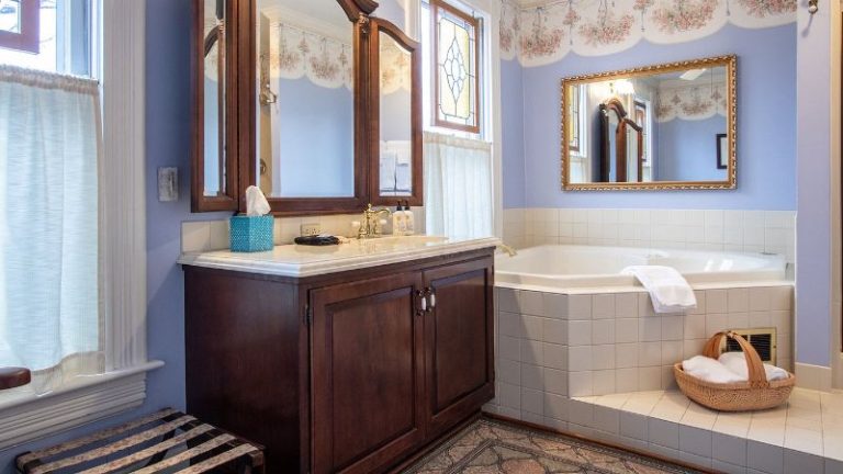The Oaks Victorian Inn