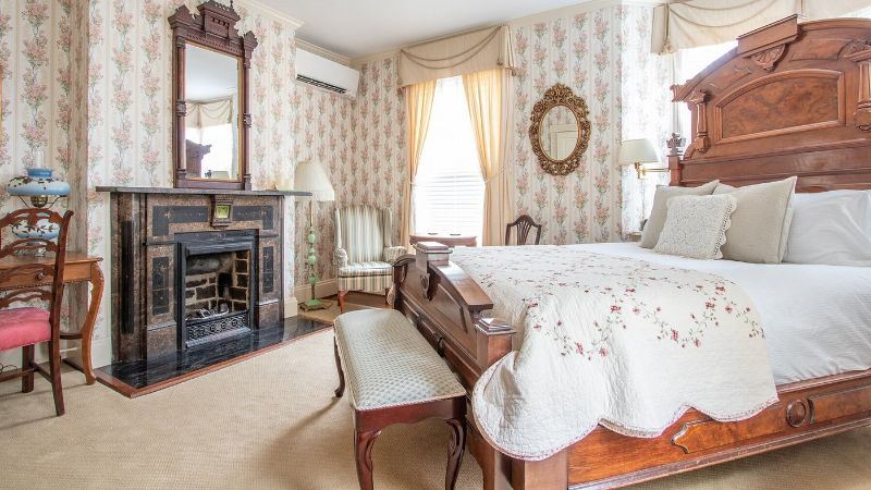 The Oaks Victorian Inn, room with private jacuzzi, photo 7