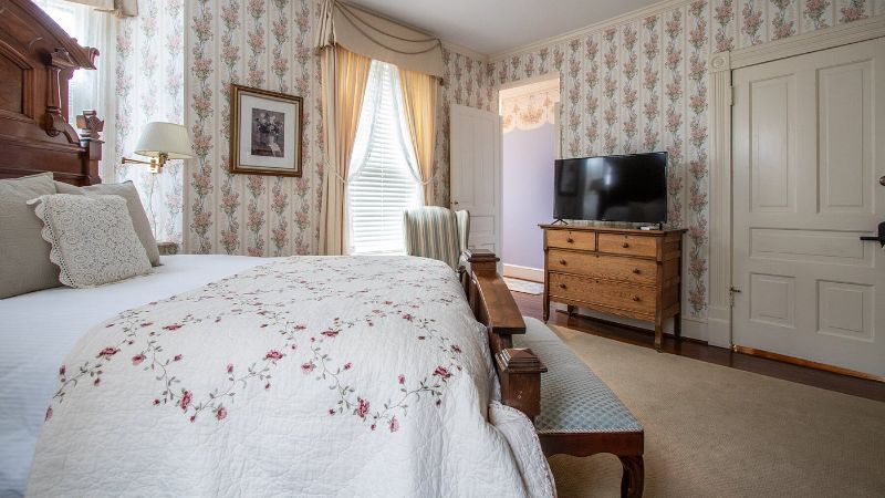 The Oaks Victorian Inn, room with private jacuzzi, photo 8