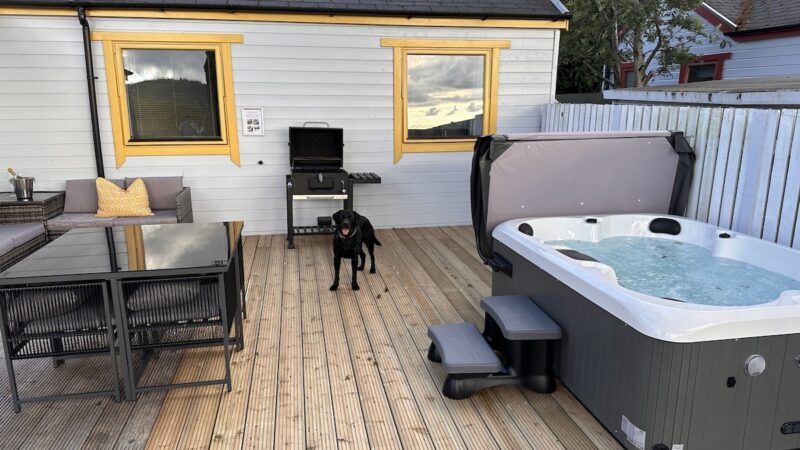 2 bedroom Premium Lodge – dog-friendly, cabin with a private hot tub