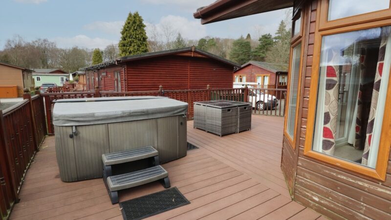 22 THIRLMERE, cabin with a private hot tub