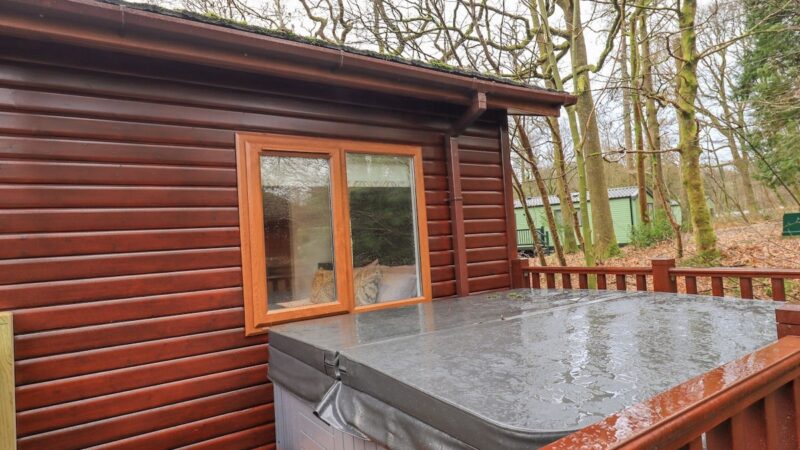 25 THIRLMERE, cabin with a private hot tub