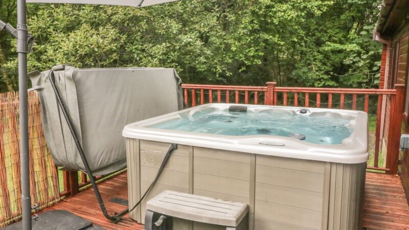 40 SKIPTORY HOWE, cabin with a private hot tub
