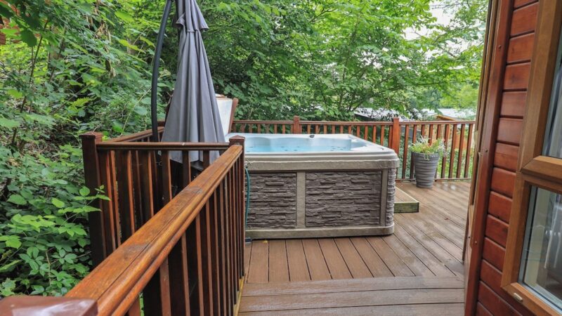 ACORN BANK LODGE, cabin with a private hot tub