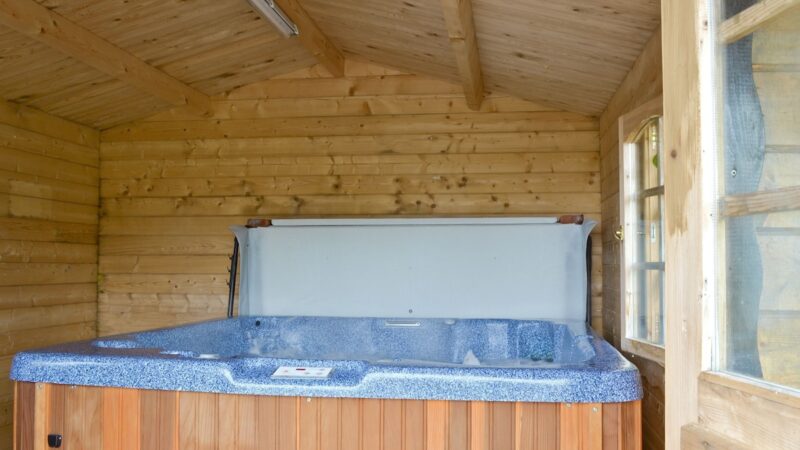 Ashknowe, cabin with a private hot tub