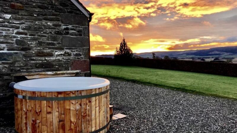 Award-Winning 5 Star Luxury Private Retreat with Hot Tub, cabin with a private hot tub