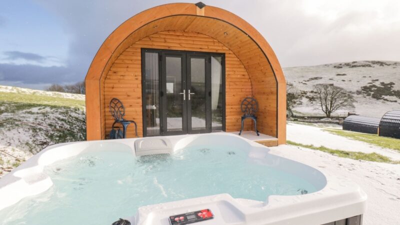 BEECH, cabin with a private hot tub