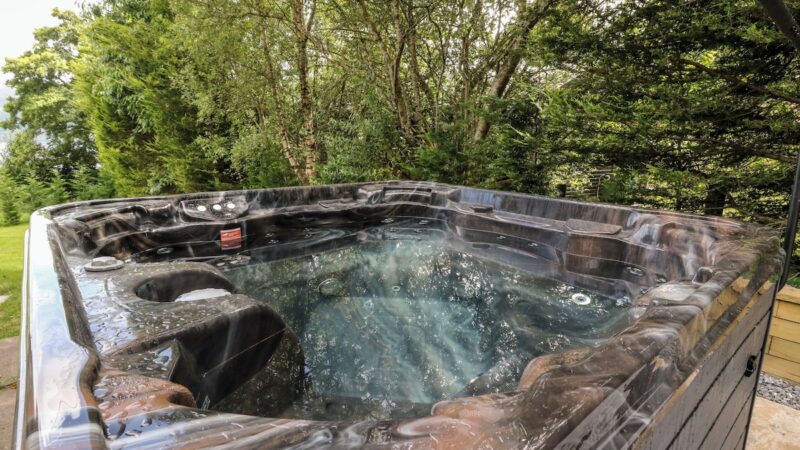 BEECH COTTAGE, cabin with a private hot tub