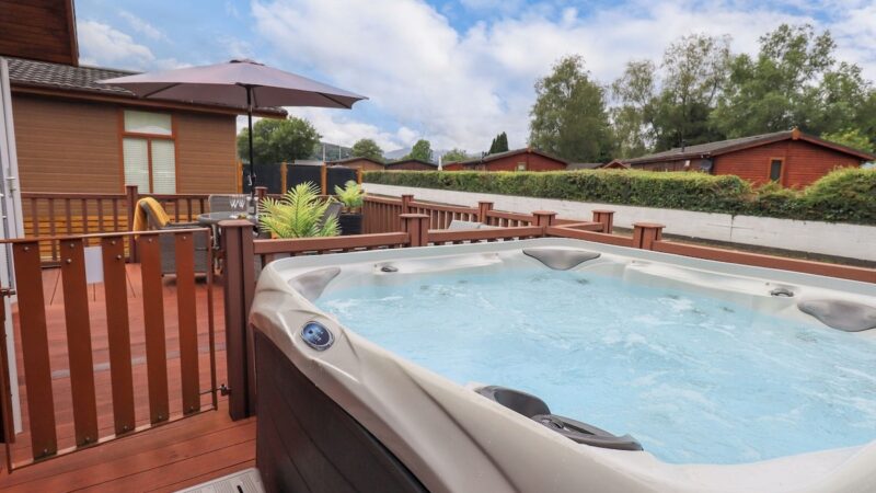 BLACK DOG LODGE, cabin with a private hot tub