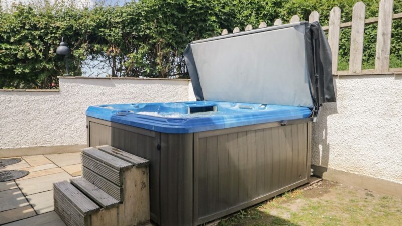 BLUEBELL COTTAGE, cabin with a private hot tub
