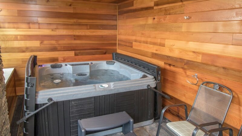 BOATHOUSE ON THE LAKE, cabin with a private hot tub