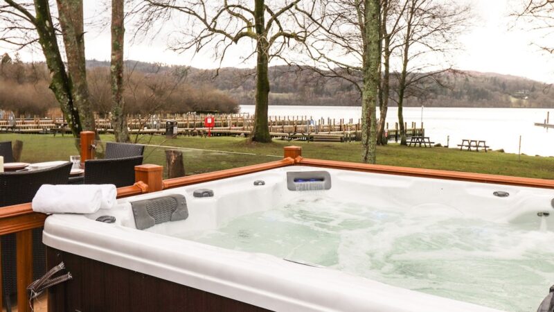 BRAMBLINGS BY THE LAKE, cabin with a private hot tub