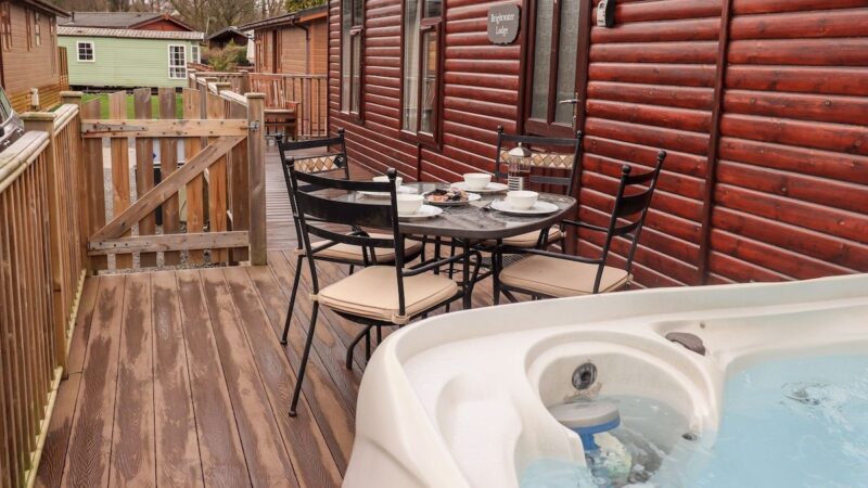 BRIGHTWATER LODGE, cabin with a private hot tub