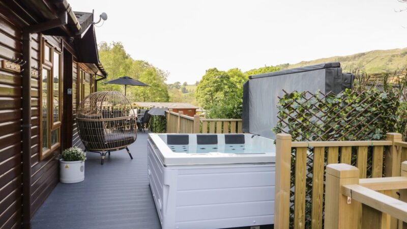 BROAD OAK LODGE, cabin with a private hot tub