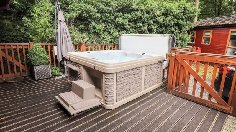 BUTTERMERE LODGE, cabin with a private hot tub