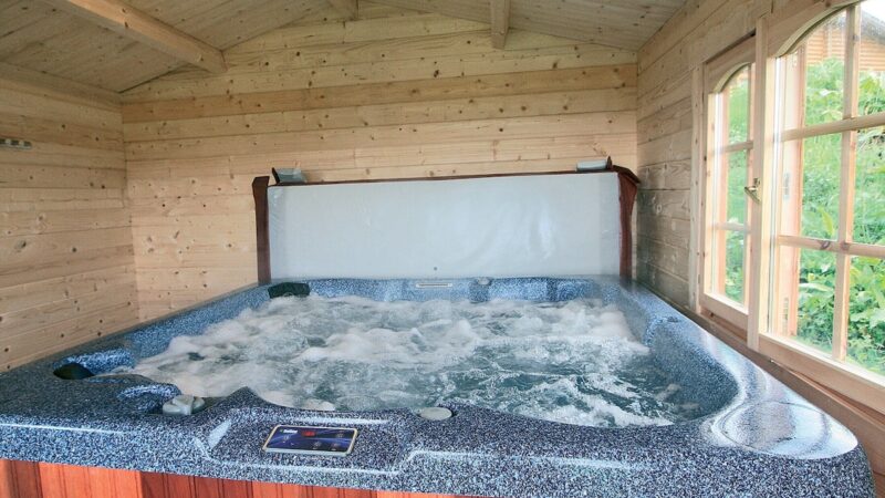 Bracken Log Cabin, Glenfarg, cabin with a private hot tub