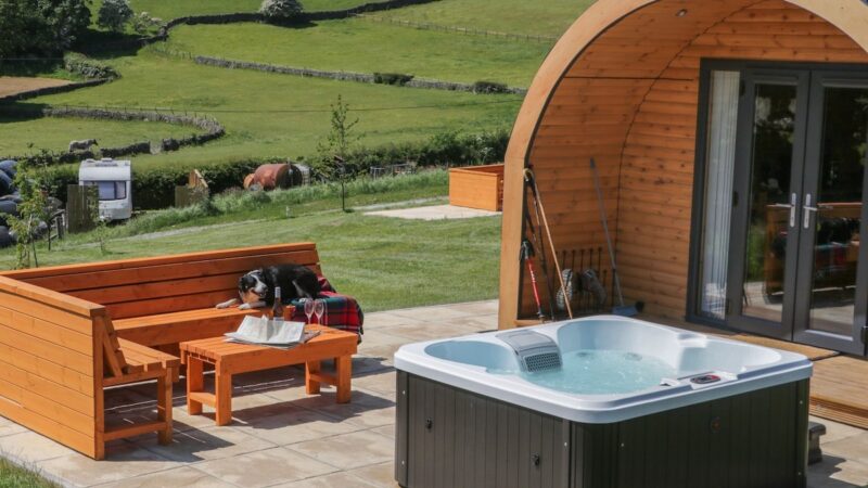 CHERRY, cabin with a private hot tub