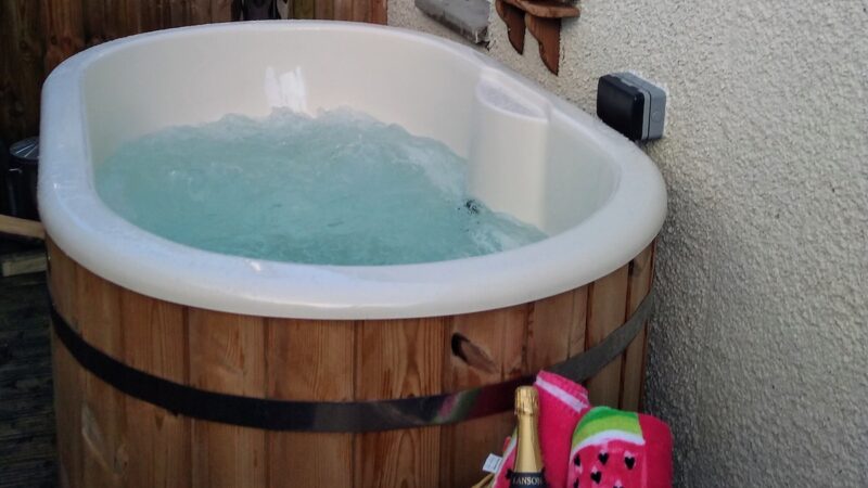 Central Scotland- Charming cottage, cabin with a private hot tub