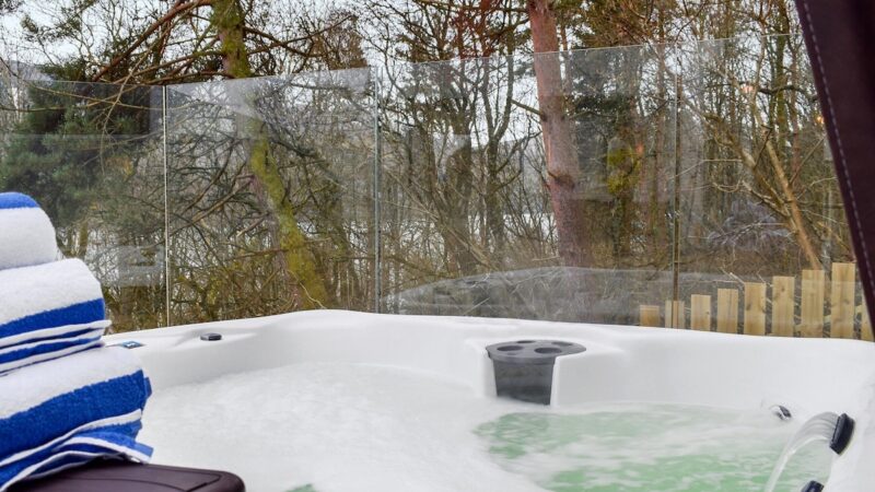 Chapelburn, Fearnan, near Aberfeldy, cabin with a private hot tub