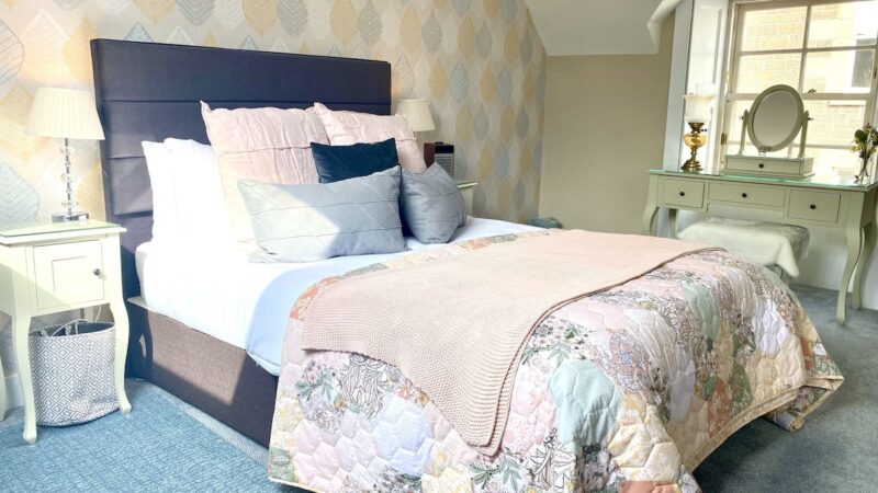 Charming Cardoon Cottage, cabin with a private hot tub
