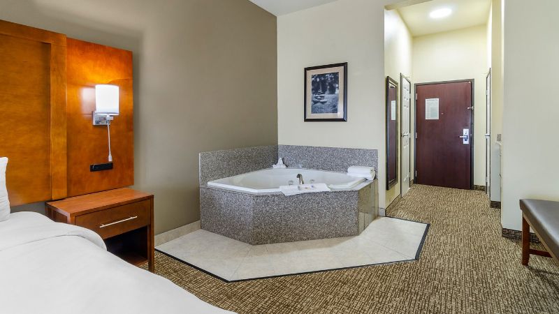 Comfort Inn & Suites Near Bethel College, room with private jacuzzi, photo 1