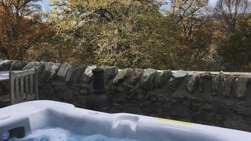 Croftness Bothy, cabin with a private hot tub