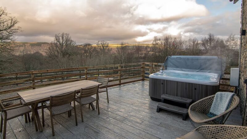 Croftness Cottage, cabin with a private hot tub