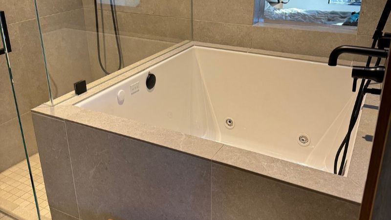 Desolation Hotel, room with private jacuzzi, photo 1