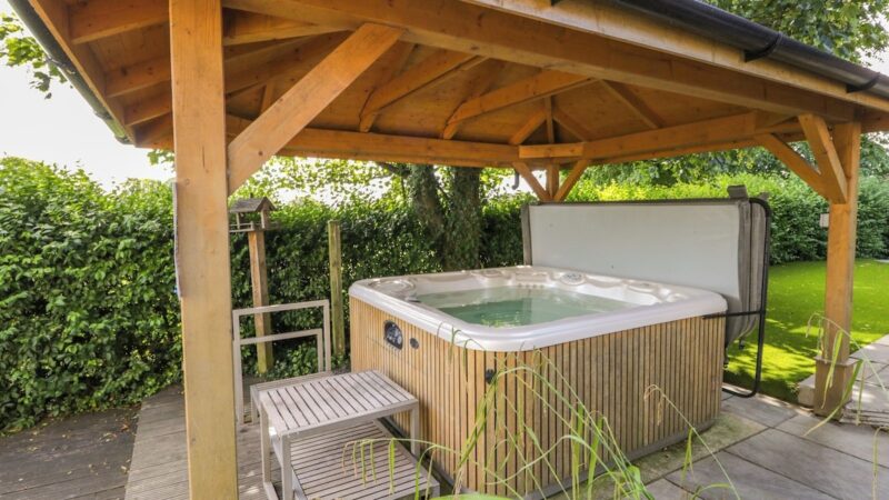 EDEN LODGE, cabin with a private hot tub