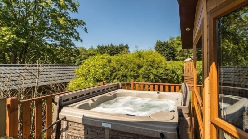 ELDER LODGE, cabin with a private hot tub