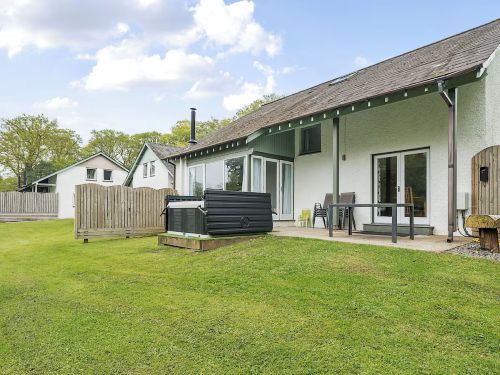 ELM – WOODLAND COTTAGES, cabin with a private hot tub, photo 3