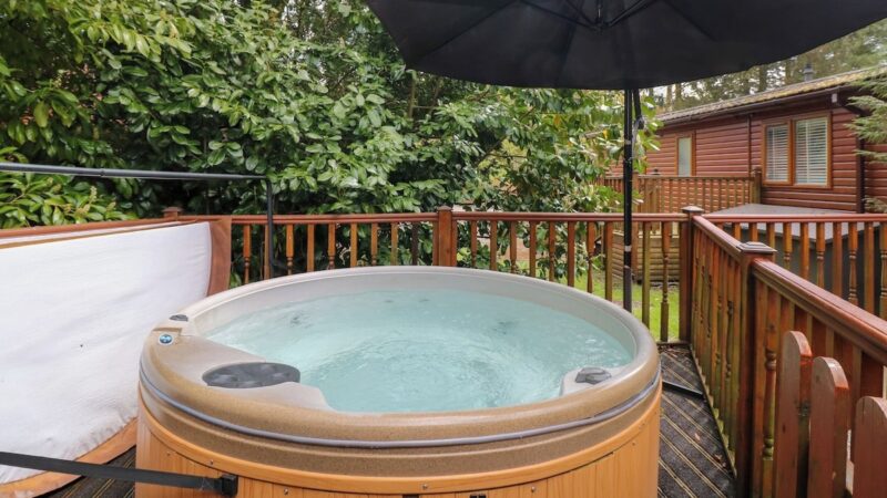 FIR TREE LODGE, cabin with a private hot tub