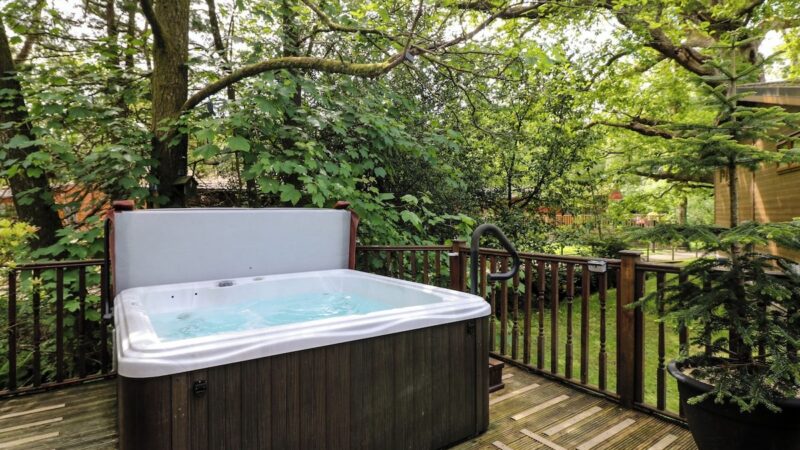 FOOTPRINTS LODGE, cabin with a private hot tub