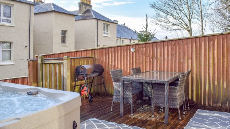 Fiona’s Cottage, Crieff, cabin with a private hot tub