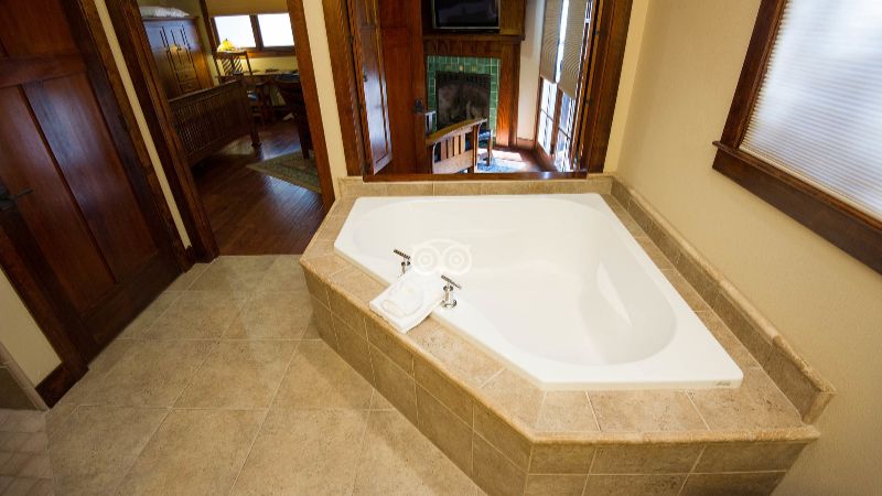 FivePine Lodge & Spa, room with private jacuzzi, photo 1