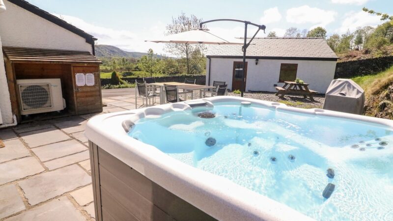 GREEN ACRE, cabin with a private hot tub
