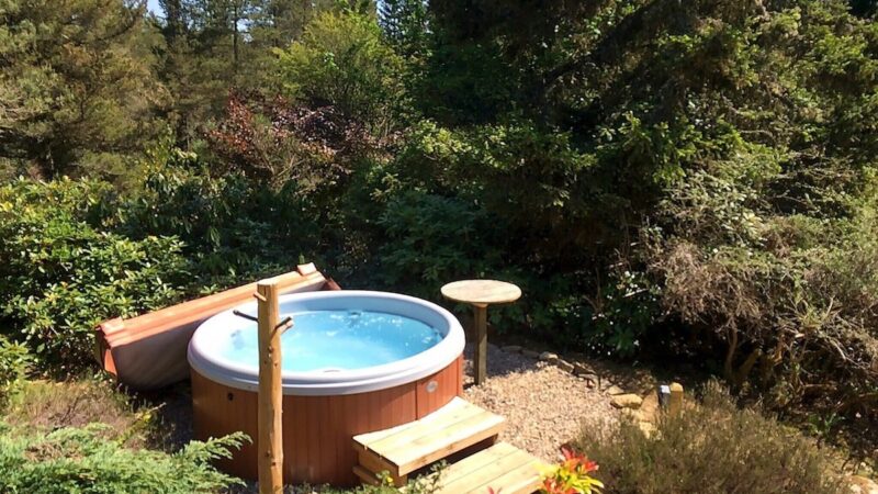 Glen Hideaway, Kirkmichael, near Pitlochry, cabin with a private hot tub