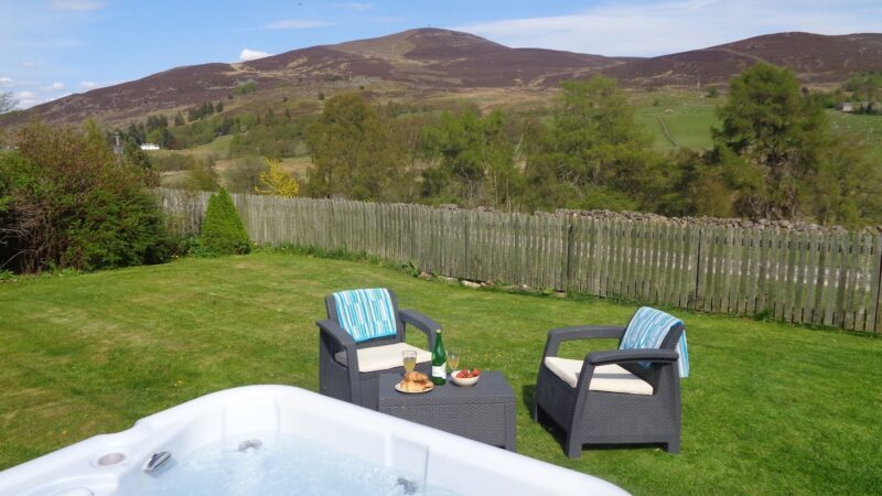 Groose Hoose @ Dalnoid, cabin with a private hot tub
