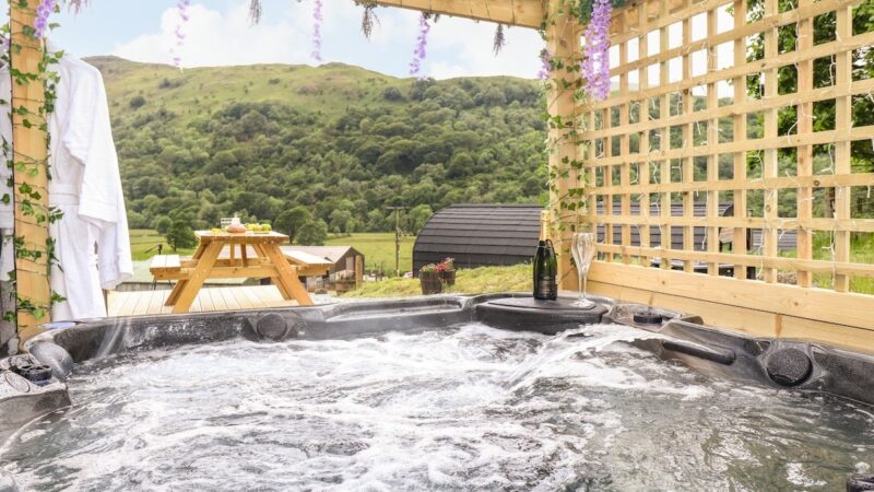 HARTSOP MAGIC – CROSSGATE LUXURY GLAMPING, cabin with a private hot tub