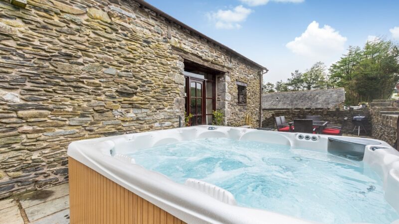 HILL SIDE BARN, cabin with a private hot tub