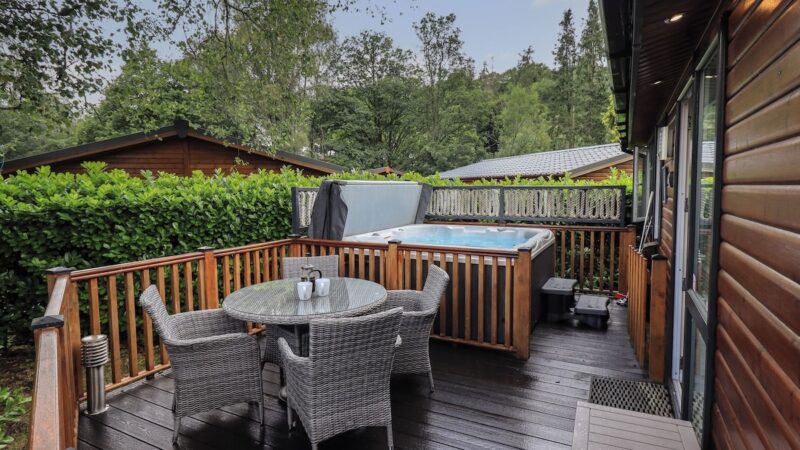 HILL TOP LODGE, cabin with a private hot tub