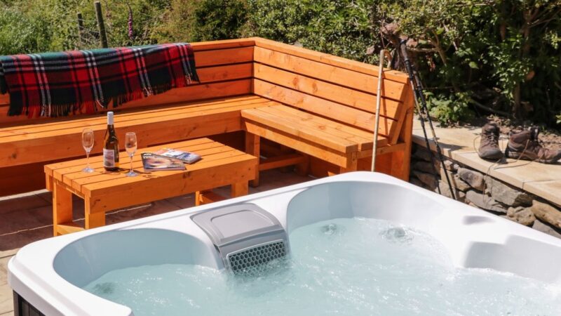 HOLLY, cabin with a private hot tub