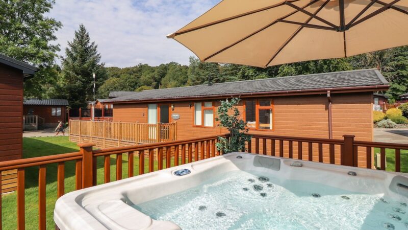 HONEYSUCKLE LODGE, cabin with a private hot tub