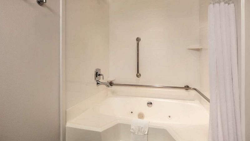 Hampton Inn Richmond-North/Ashland, room with private jacuzzi, photo 1
